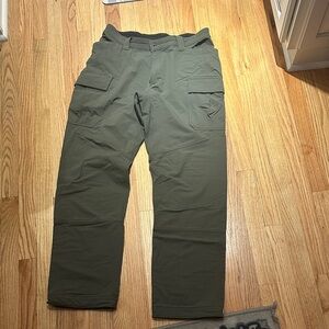Duluth Trading Co Men's Green Cargo Pants